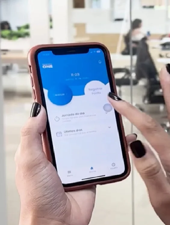 Aplicativo de ponto eletrônico Newtech sendo usado para registrar marcação pelo celular