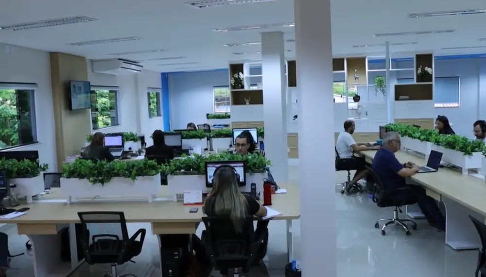 Equipe de suporte técnico da Newtech trabalhando no escritório
